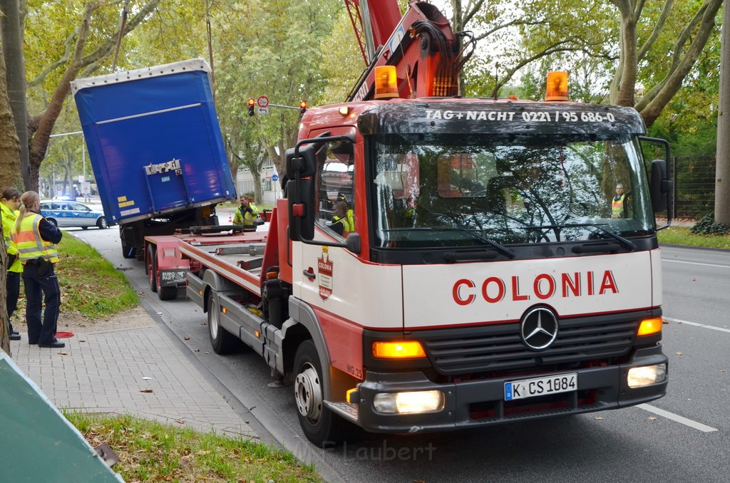 LKW verliert Auflieger Koeln Boltensternstr Pasteurstr P1971.JPG